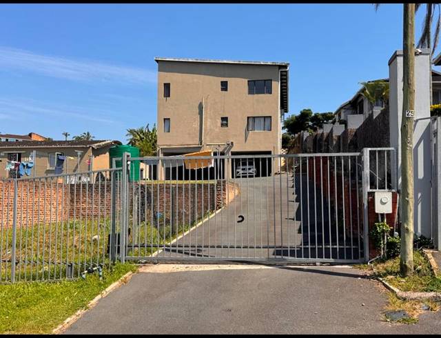 8 BEDROOM COMPLEX FOR SALE IN OVERPORT